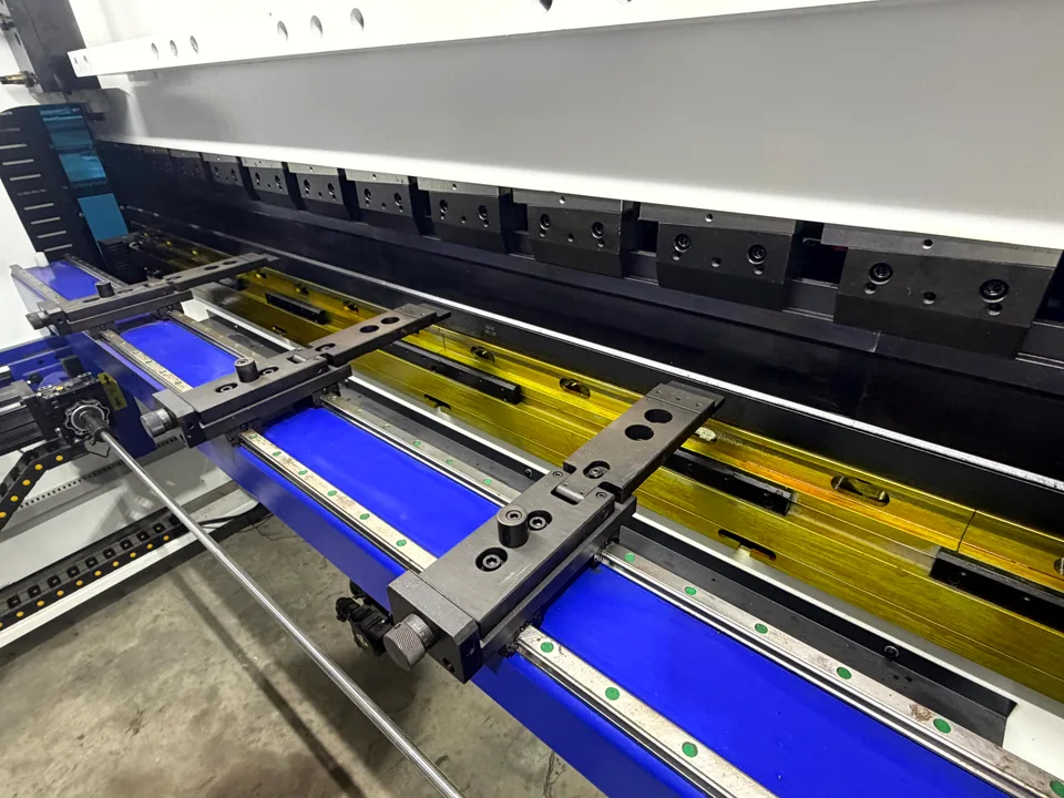 CNC 절곡기 WE67K-300T · 상세 촬영 07 · 절곡력 300 T