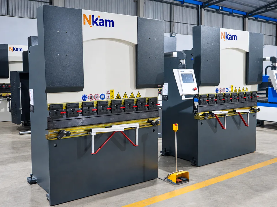 Máy chấn CNC 40T/1600 · điều khiển TP10S · NKAM Việt Nam