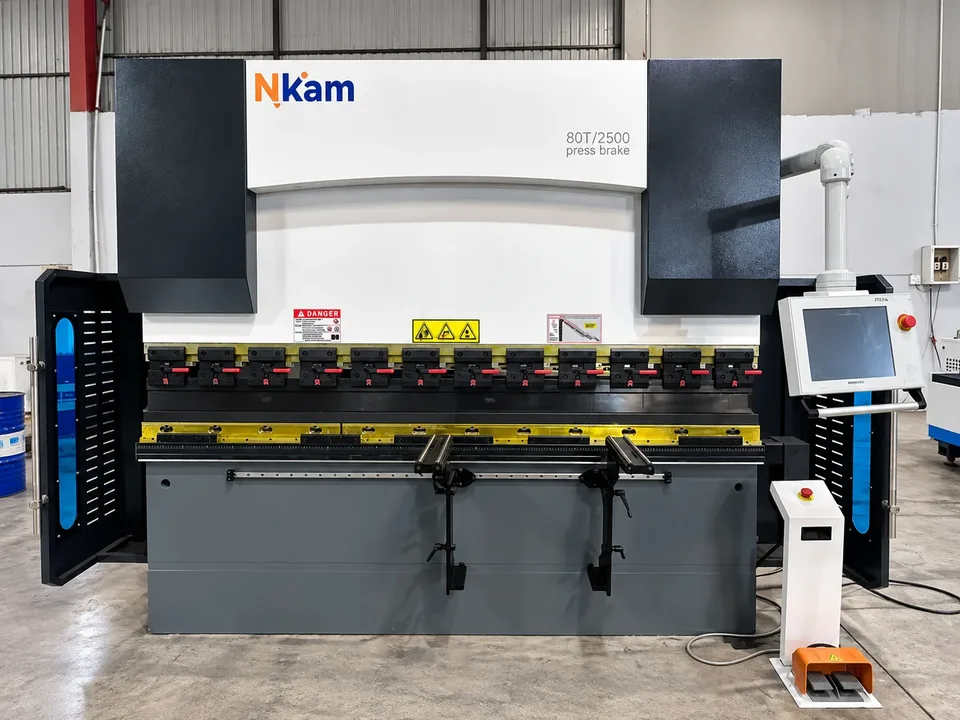 Máy chấn CNC WE67K-80T/2500 · góc chụp chi tiết 01 · lực chấn 800KN