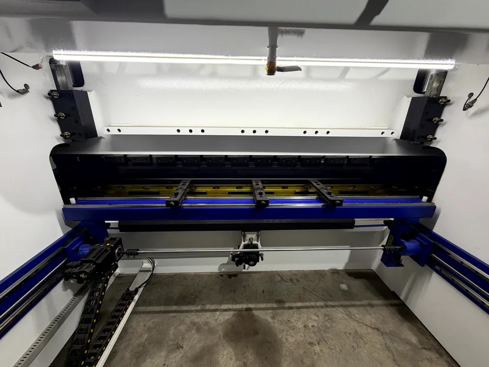 CNC 절곡기 WE67K-300T · 상세 촬영 04 · 절곡력 300 T