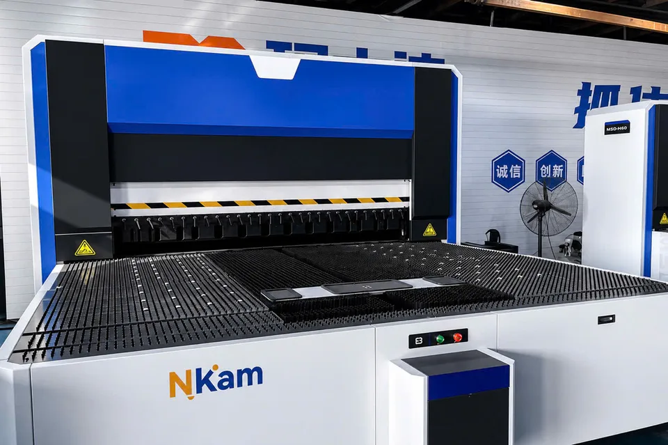 Máy chấn gấp tự động Máy chấn gấp 1 chiều 2000 · góc chụp chi tiết 01 · cấu hình đã xác nhận Trục chấn trên/dưới Y1; Trục ép trên/dưới Z1/Z2; Trục cấp phôi trước/sau U1; Trục định vị D1; Trục xoay nâng định vị C1/X1