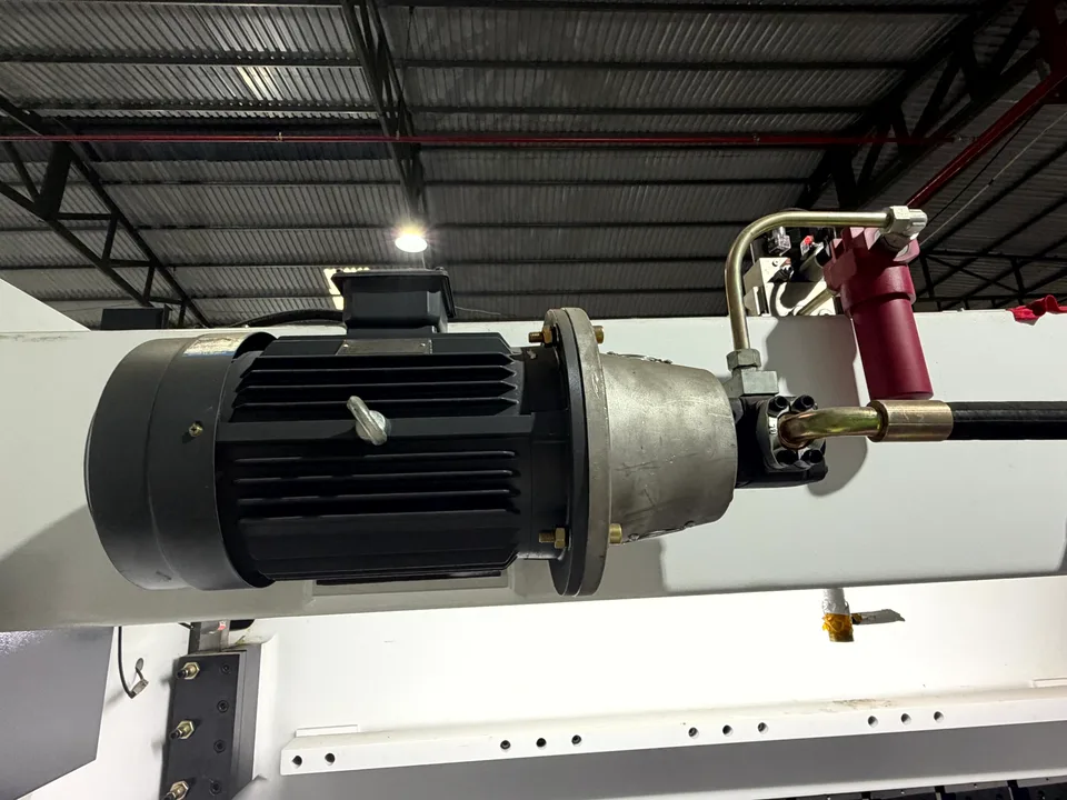 CNC 절곡기 WE67K-300T · 상세 촬영 06 · 절곡력 300 T