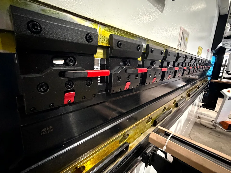 CNC 절곡기 WE67K-300T · 상세 촬영 01 · 절곡력 300 T