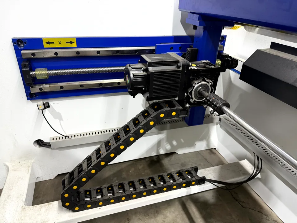 CNC 절곡기 WE67K-300T · 상세 촬영 05 · 절곡력 300 T