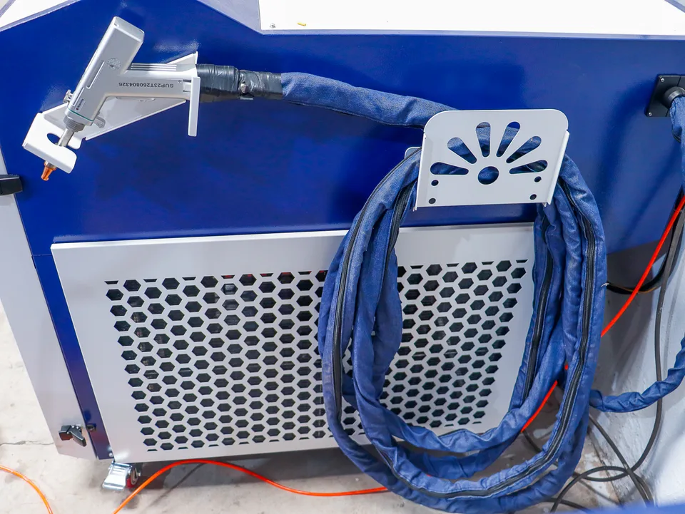 Máy hàn laser 3000W · góc chụp chi tiết 05 · công suất laser 3000 W