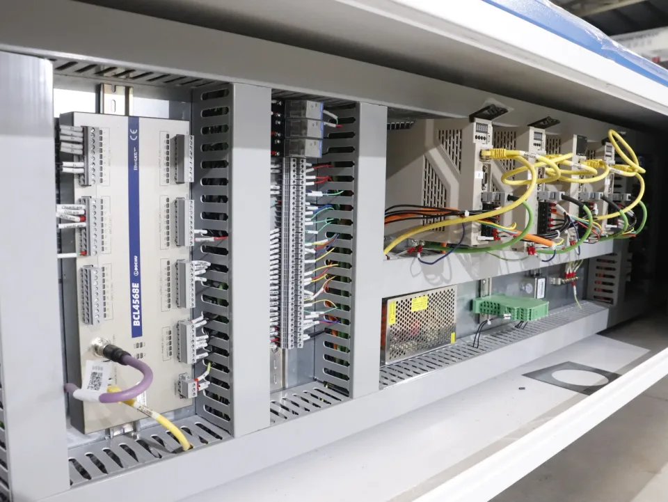 파이버 레이저 절단기 6020-3000W — 전기 캐비닛 내부