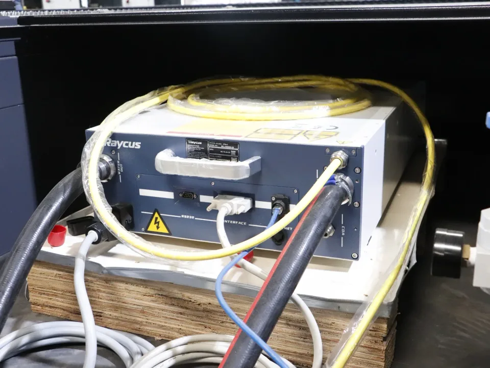 파이버 레이저 절단기 6020-3000W — 레이저 소스 모듈