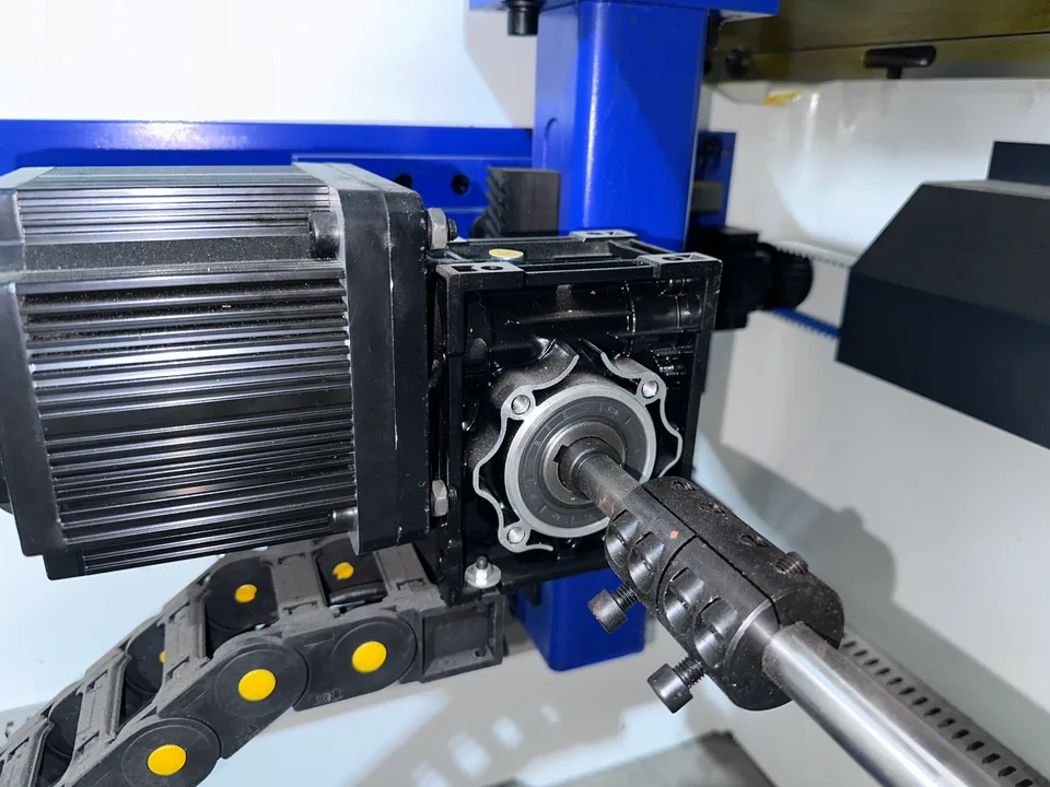Máy chấn CNC 170T/3200 · góc chụp chi tiết 09 · lực chấn 170 T