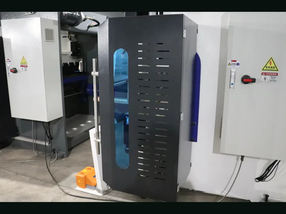 CNC Press Brakes 130T/3200 — machine detail (image 11)