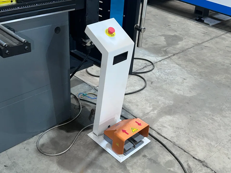 Máy chấn CNC 170T/3200 · góc chụp chi tiết 07 · lực chấn 170 T
