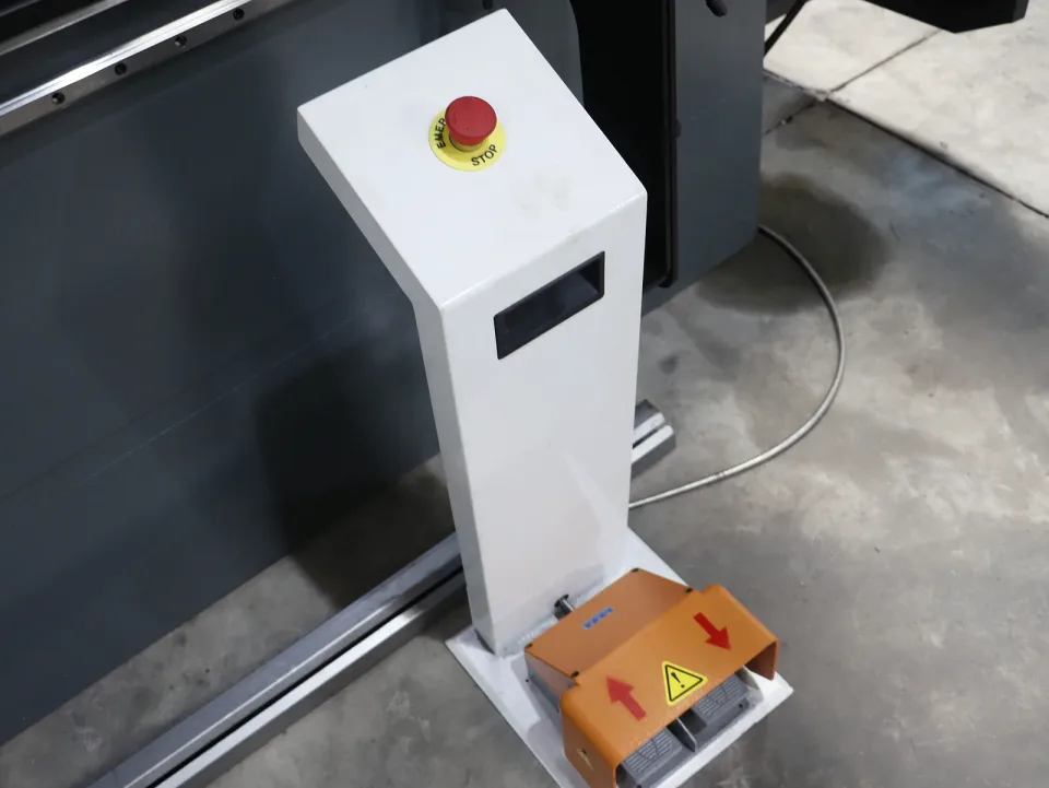 CNC 절곡기 250T/3200 — 장비 상세 (23번 이미지)
