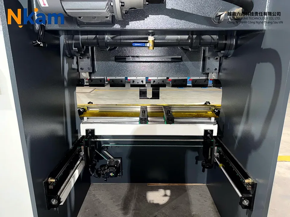 CNC 절곡기 40T/1600 — 장비 상세 (1번 이미지)