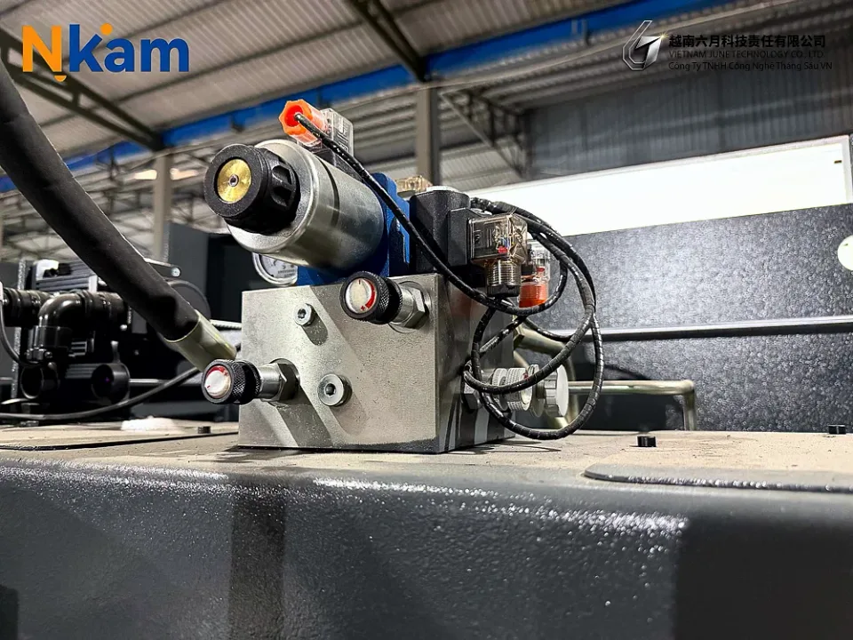 CNC 절곡기 40T/1600 — 장비 상세 (3번 이미지)