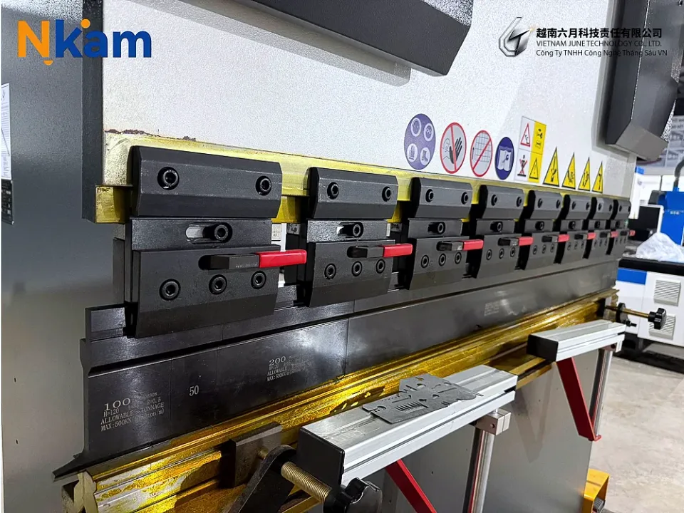 CNC 절곡기 40T/1600 — 장비 상세 (4번 이미지)