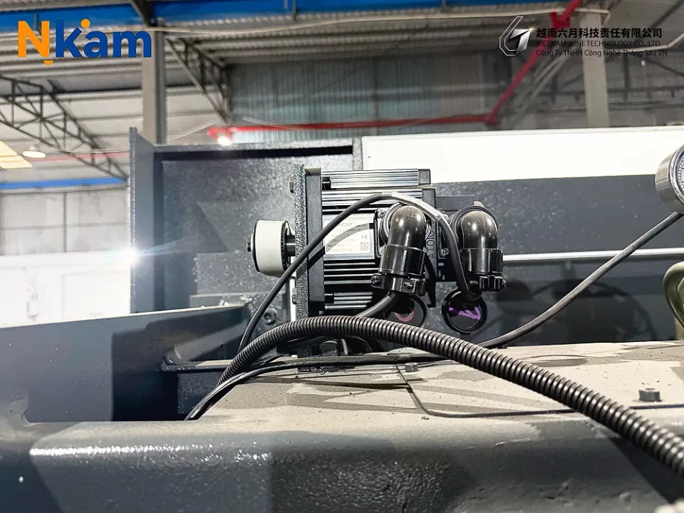 CNC 절곡기 40T/1600 — 장비 상세 (9번 이미지)