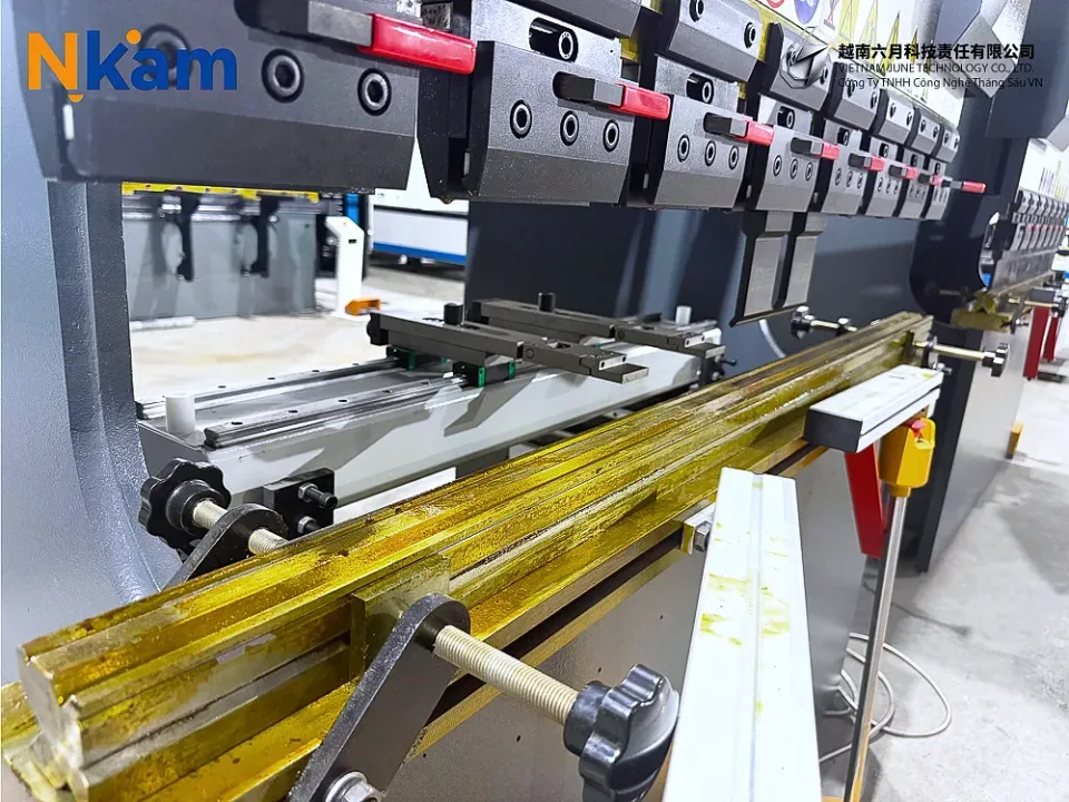 CNC 절곡기 40T/1600 — 장비 상세 (10번 이미지)
