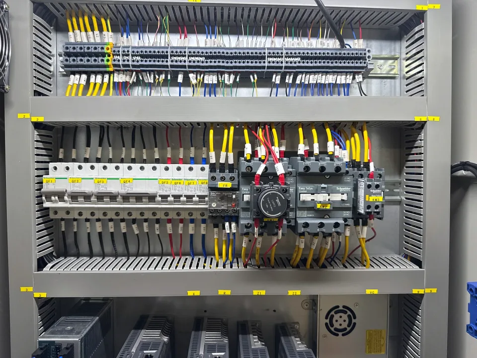 CNC 절곡기 WE67K-300T — 장비 상세 (10번 이미지)