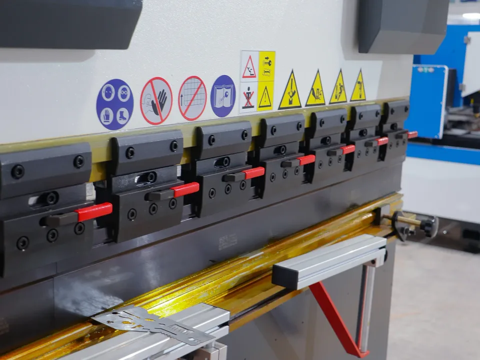 Máy chấn CNC WE67K-50T — chi tiết máy (ảnh 1)