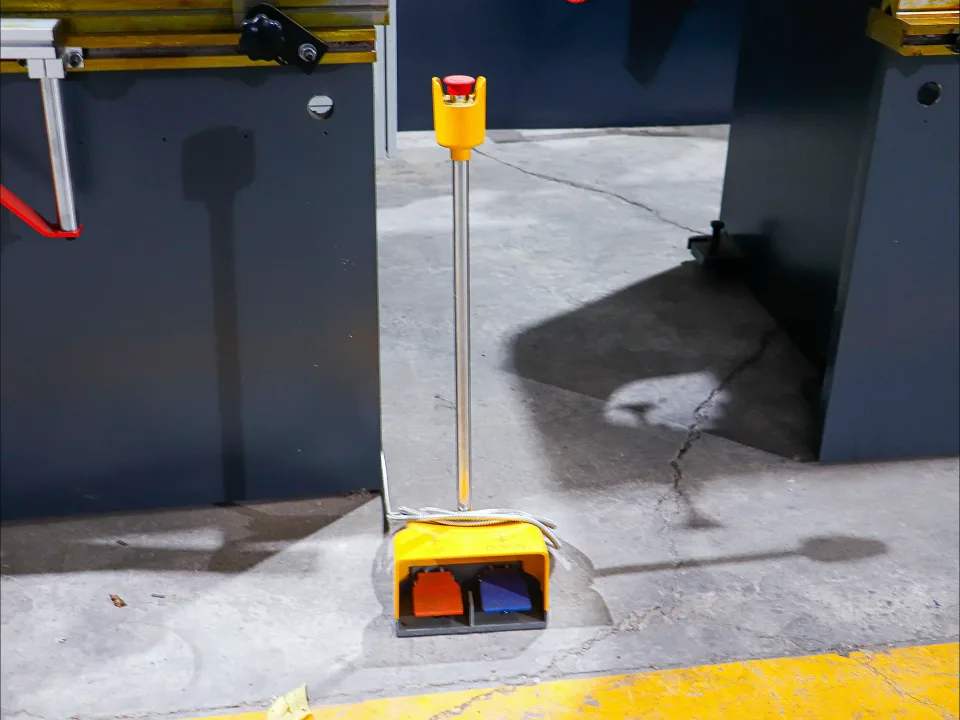 CNC 절곡기 WE67K-70T — 장비 상세 (4번 이미지)