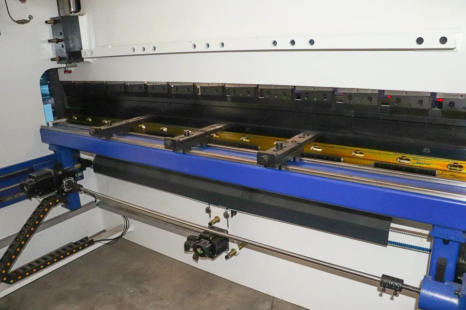 CNC 절곡기 WE67K-70T — 장비 상세 (8번 이미지)