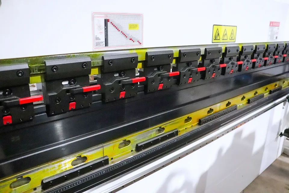 CNC 절곡기 WE67K-70T — 장비 상세 (9번 이미지)