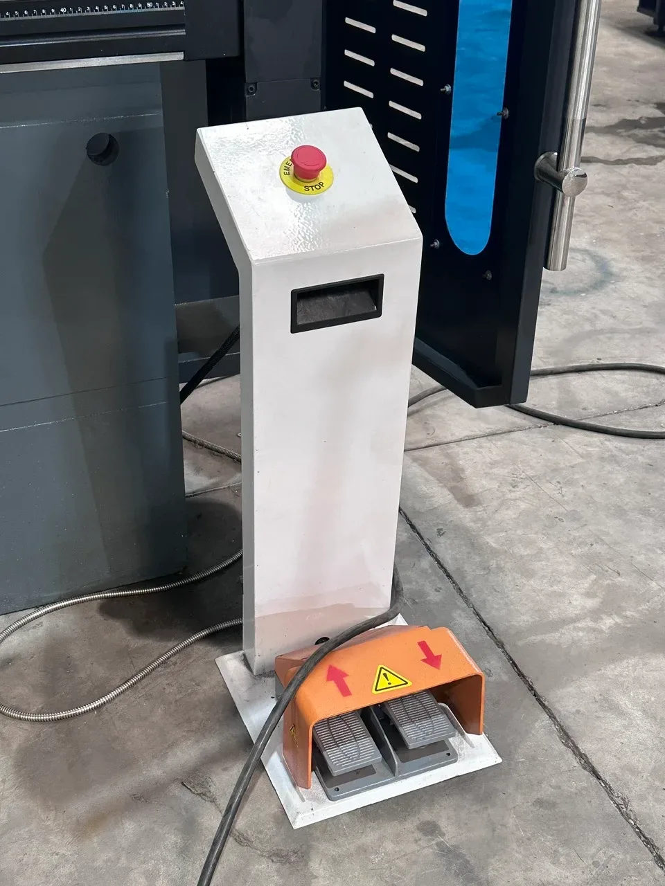 Máy chấn CNC WE67K-80T/2500 — Bàn đạp điều khiển