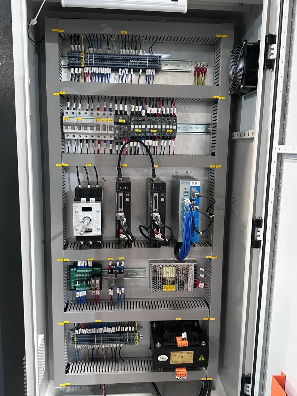 Máy chấn CNC WE67K-80T/2500 — Bên trong tủ điện