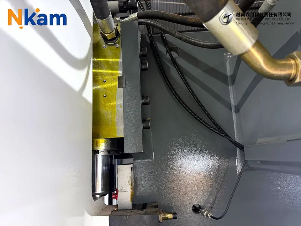 Máy chấn CNC WE67K-80T/2500 — chi tiết máy (ảnh 23)