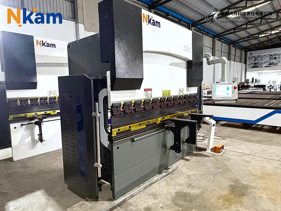 Máy chấn CNC WE67K-80T/2500 — chi tiết máy (ảnh 24)