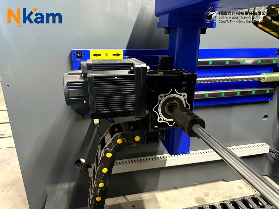 Máy chấn CNC WE67K-80T/2500 — chi tiết máy (ảnh 25)