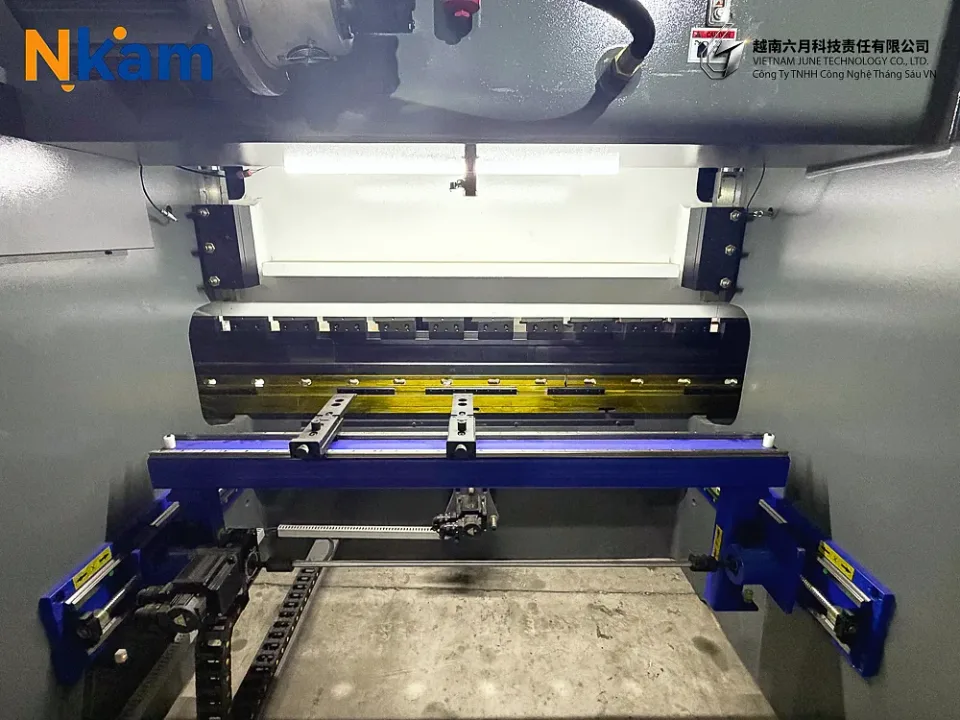 Máy chấn CNC WE67K-80T/2500 — chi tiết máy (ảnh 26)