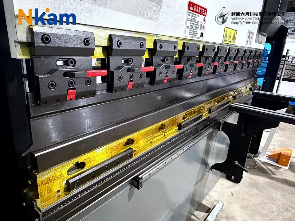 Máy chấn CNC WE67K-80T/2500 — chi tiết máy (ảnh 27)