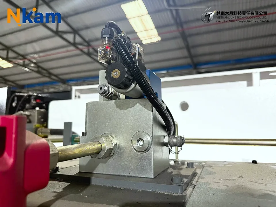 Máy chấn CNC WE67K-80T/2500 — chi tiết máy (ảnh 29)