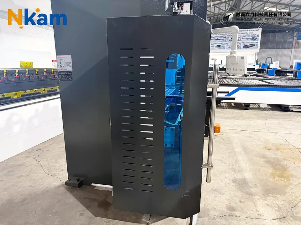 Máy chấn CNC WE67K-80T/2500 — chi tiết máy (ảnh 32)