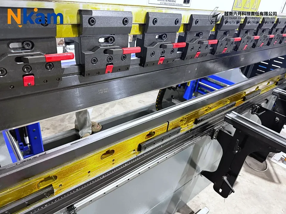 Máy chấn CNC WE67K-80T/2500 — chi tiết máy (ảnh 34)