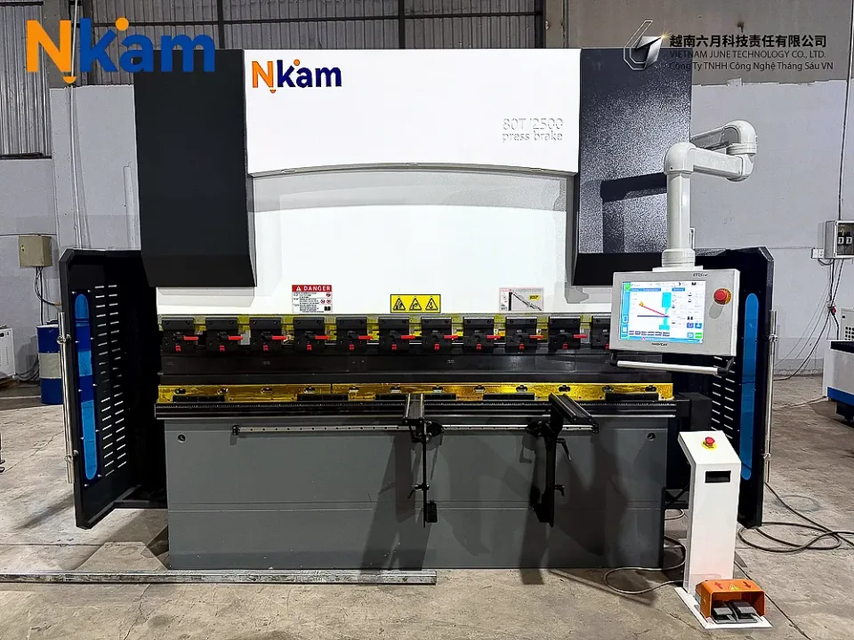Máy chấn CNC WE67K-80T/2500 — chi tiết máy (ảnh 35)